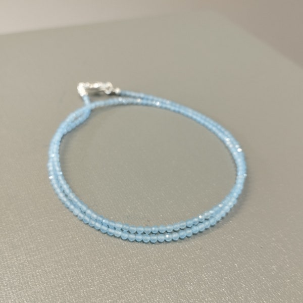 Collier ras de cou minimaliste en calcédoine bleue, collier fait main en perles, tour de cou délicat 2,5 mm, cadeau d'anniversaire pour fille