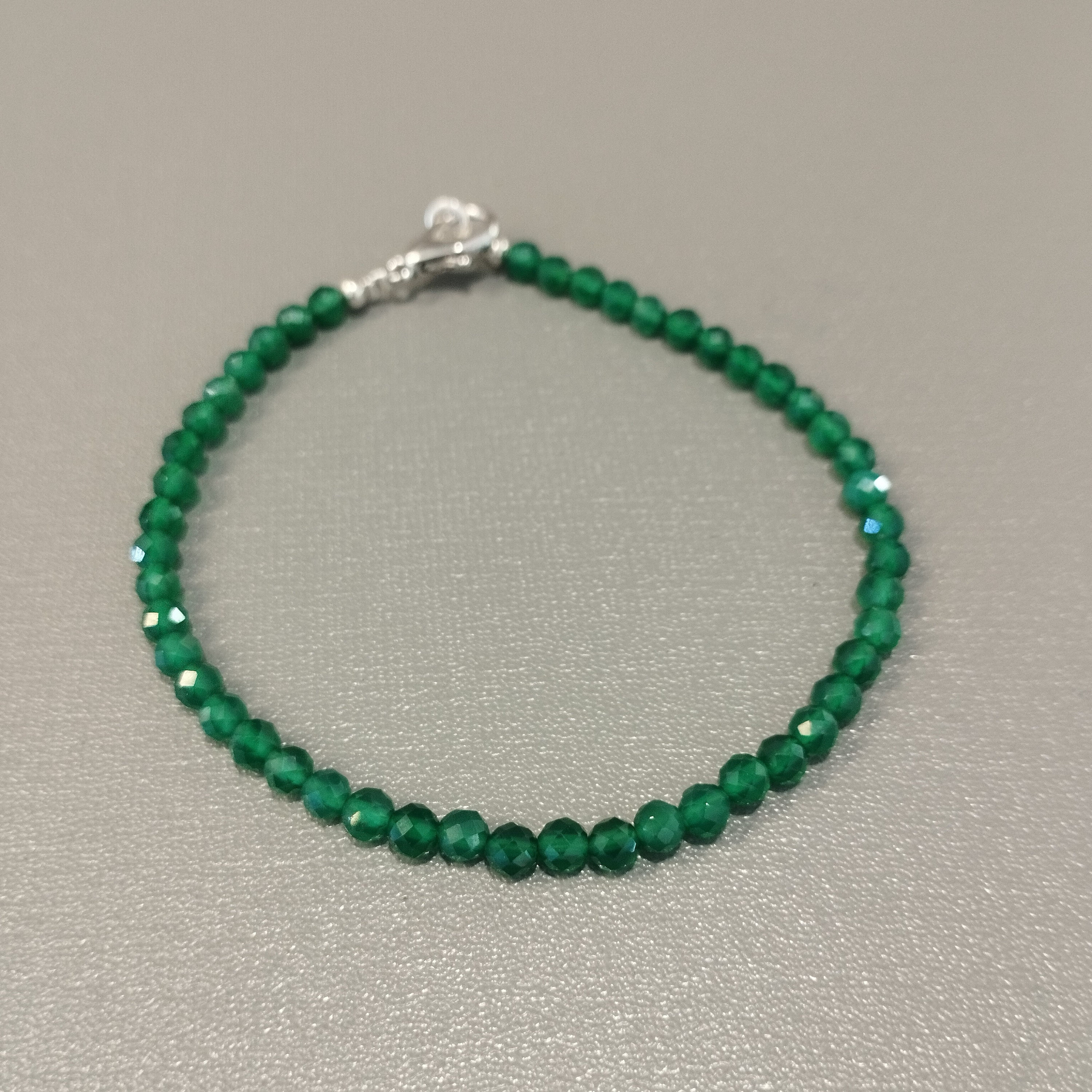 Bracciale con perline sfaccettate in onice verde, pietra preziosa annodata a mano - Italia