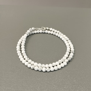 Natürliche weiße Howlith Perlen Halskette-4 mm glatte runde Howlith Edelstein Schmuck-Weißer Stein Schmuck-Minimalistische Halskette Design für sie / ihn