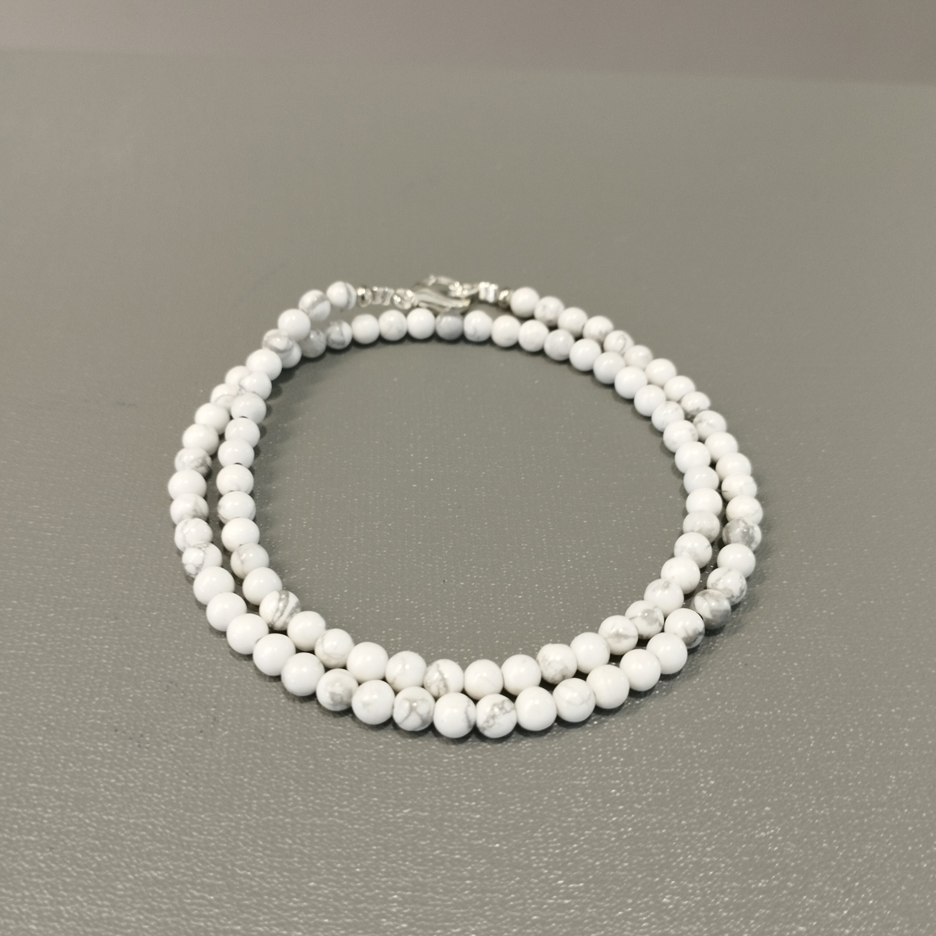 Collier Howlite Avec 4 Chaînes Et Fleur - Longueur 46cm, Métal Laiton, Neuf