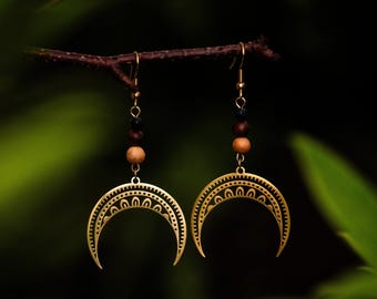 Crescent moon earrings with agate gemstones | Golden gemstone earrings | Boho jewelry | Spiritual jewelry | Golden dangling earrings