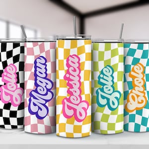 Puede incluir: Cinco vasos de acero inoxidable personalizados con un patrón a cuadros y nombres de estilo retro. Los vasos son de varios colores, incluyendo negro, rosa, amarillo, verde y azul.