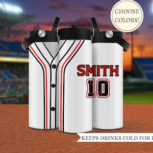 Pode incluir: Duas garrafas de água de aço inoxidável brancas com um design de camisa de beisebol. A garrafa à direita tem o nome "SMITH" e o número "10" em vermelho e preto. O texto "CHOOSE COLORS!" está em um círculo acima das garrafas. As garrafas estão sobre uma superfície vermelha.