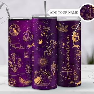 Könnte beinhalten: Ein lila und goldener Becher mit einem himmlischen Design mit Sternen, Monden, Kristallen, Katzen und einem Traumfänger. Der Becher ist mit dem Namen "Alexandra" personalisiert.