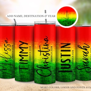 Può includere: Cinque bicchieri in acciaio inossidabile con un design sfumato rosso, giallo e verde. Ogni bicchiere ha un nome e il testo "JAMAICA 2024" stampato su di esso. I nomi sono Melissa, Timmy, Christina, Justin e Sarah.