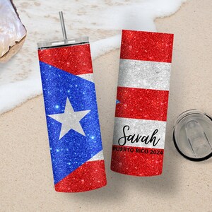 Peut inclure: Un gobelet &agrave; paillettes rouge, blanc et bleu avec un motif d'&eacute;toile et le texte "Savah PUERTO RICO 2024".