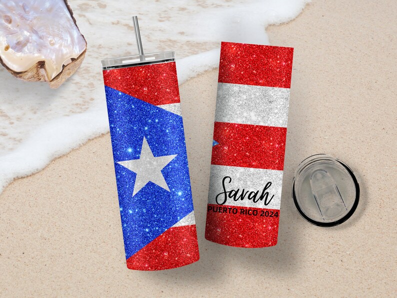 Peut inclure: Un gobelet &agrave; paillettes rouge, blanc et bleu avec un motif d'&eacute;toile et le texte "Savah PUERTO RICO 2024".