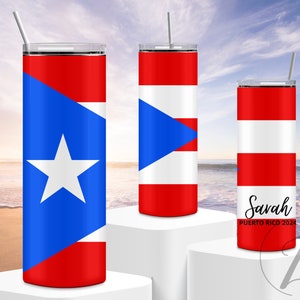 Peut inclure: Trois gobelets en acier inoxydable avec un motif de drapeau portoricain. Le gobelet de gauche pr&eacute;sente le motif complet du drapeau, le gobelet du milieu pr&eacute;sente un motif de bande diagonale et le gobelet de droite pr&eacute;sente un motif de bandes rouges et blanches avec le texte "Savah PUERTO RICO 2024".