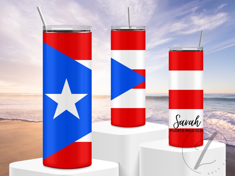 Peut inclure: Trois gobelets en acier inoxydable avec un motif de drapeau portoricain. Le gobelet de gauche pr&eacute;sente le motif complet du drapeau, le gobelet du milieu pr&eacute;sente un motif de bande diagonale et le gobelet de droite pr&eacute;sente un motif de bandes rouges et blanches avec le texte "Savah PUERTO RICO 2024".