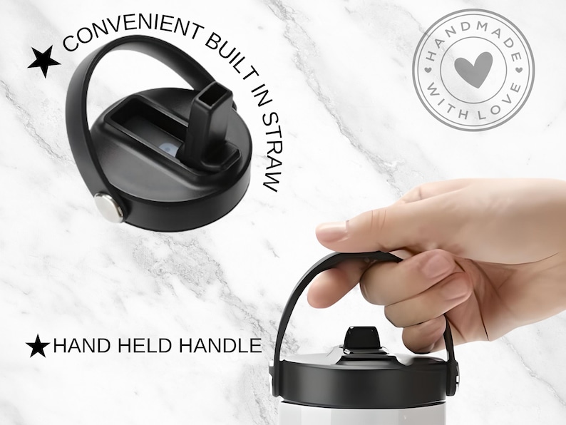 Op de afbeelding: Een zwarte roestvrijstalen waterfles met een ingebouwde rietje, een handvat en een deksel met een handige ingebouwde rietje. De fles staat op een wit marmeren oppervlak. De tekst "HAND HELD HANDLE" en "CONVENIENT BUILT IN STRAW" is zichtbaar op de afbeelding.