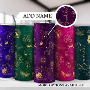 Puede incluir: Cinco vasos de acero inoxidable con diferentes diseños que presentan purpurina dorada y patrones celestiales. Los diseños incluyen gatos, cristales, lunas, estrellas y planetas. El texto "Agregar nombre" y "Más opciones disponibles!" es visible en la parte superior e inferior de la imagen.