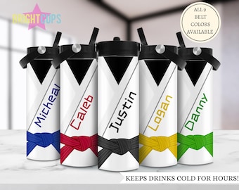 Botella de agua de karate con nombre, taza de clase de karate para niños, regalo personalizado para nieto, colores del cinturón de karate, botella de agua escolar personalizada