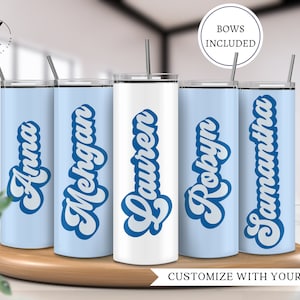 Staubige blaue Brautjungfer Retro-Becher, Groovy Namensbecher, Hellblaue Brautjungfer Antragsbecher, Junggesellinnenabschied Becher mit Namen