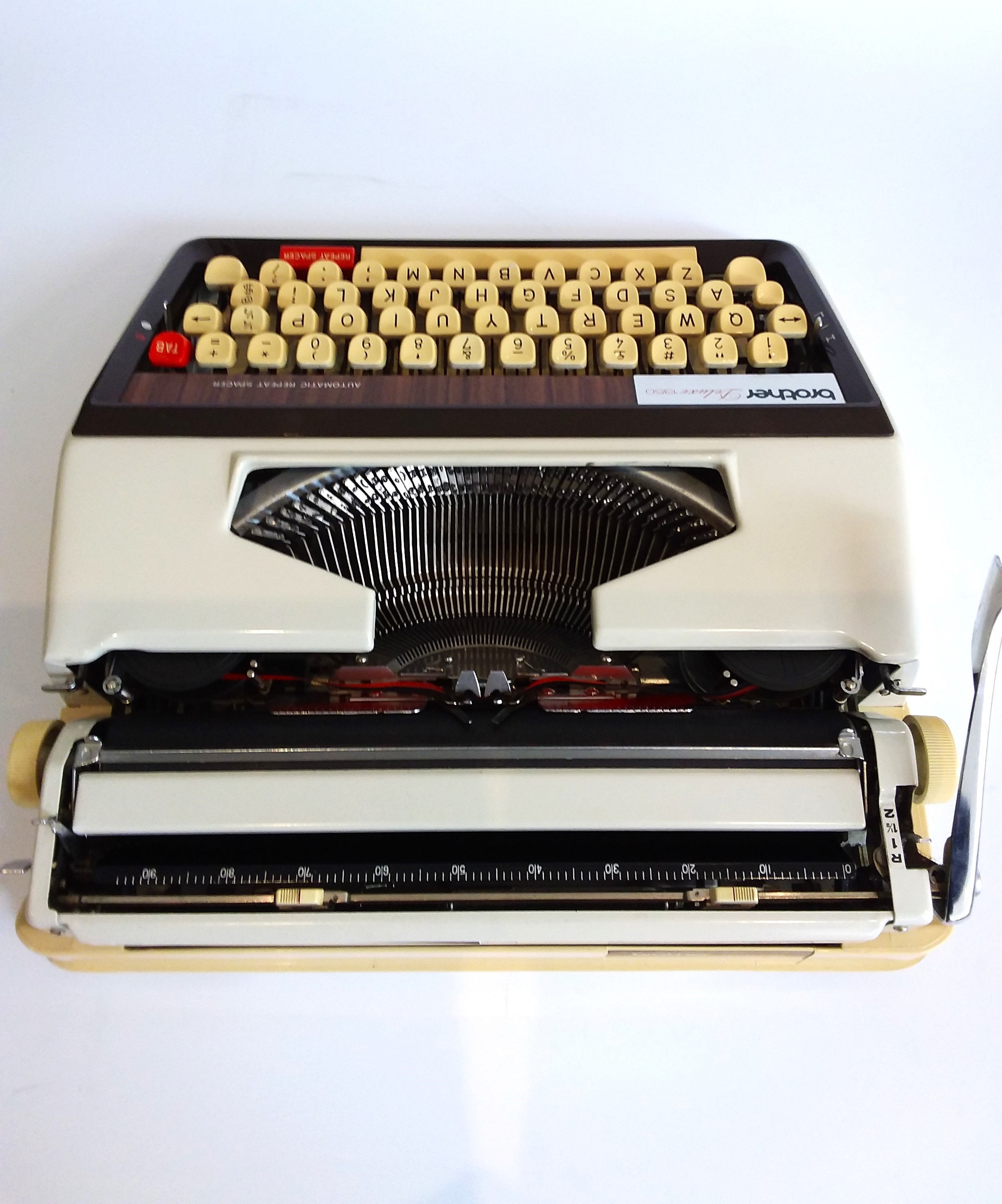 Brother Deluxe 1350, Vintage Typewriter, 1971. Cream/brown