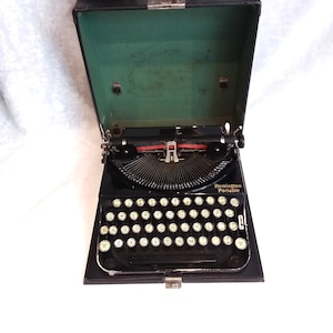 Remington Portable early 1920s portable, working, manual typewriter, cast metal body in case new ribbon, excellent working order.