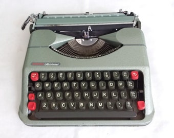 Empire Aristocrat, Vintage-Schreibmaschine, 1956. graue tragbare QWERTY-Schreibmaschine.