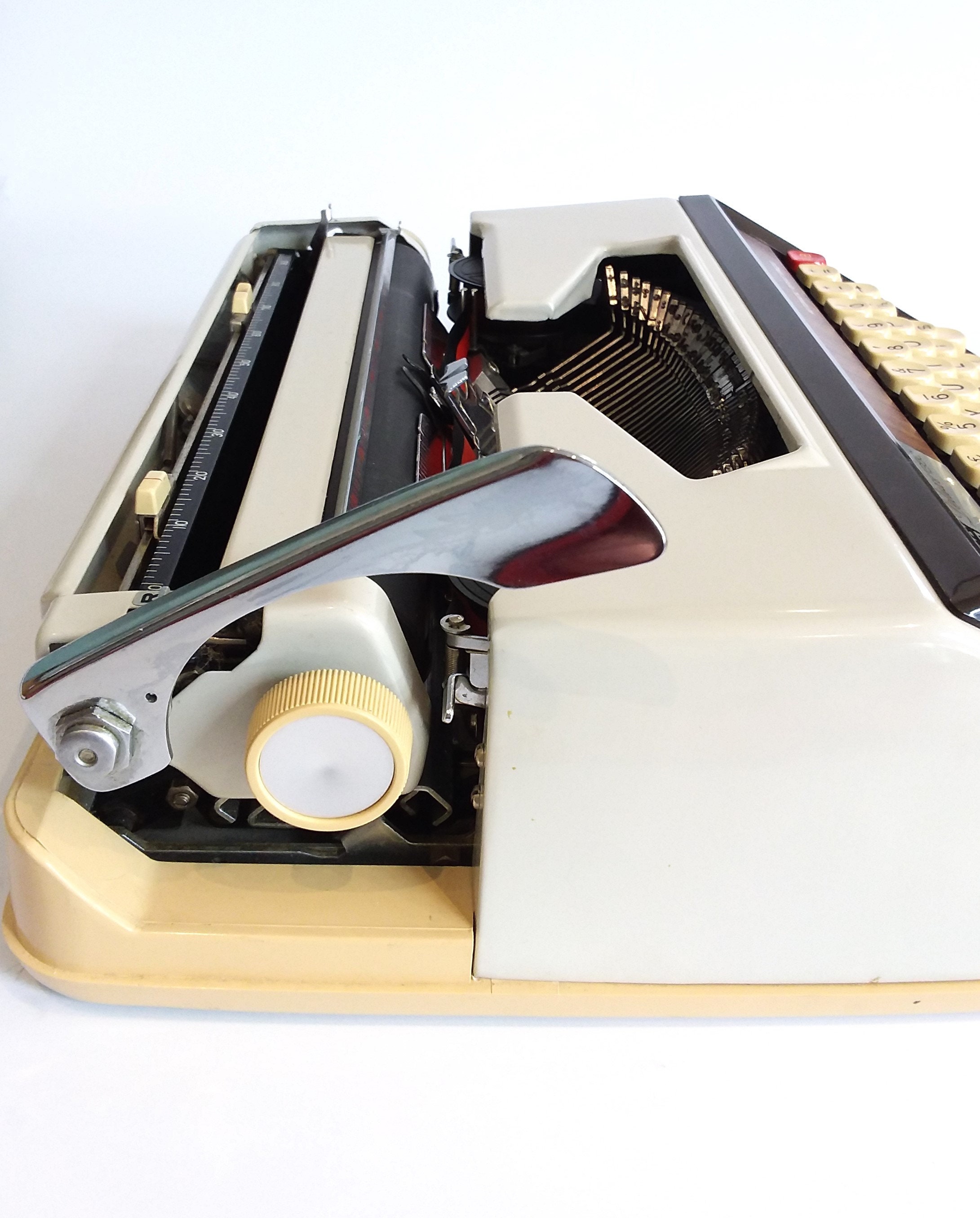 Brother Deluxe 1350, Vintage Typewriter, 1971. Cream/brown