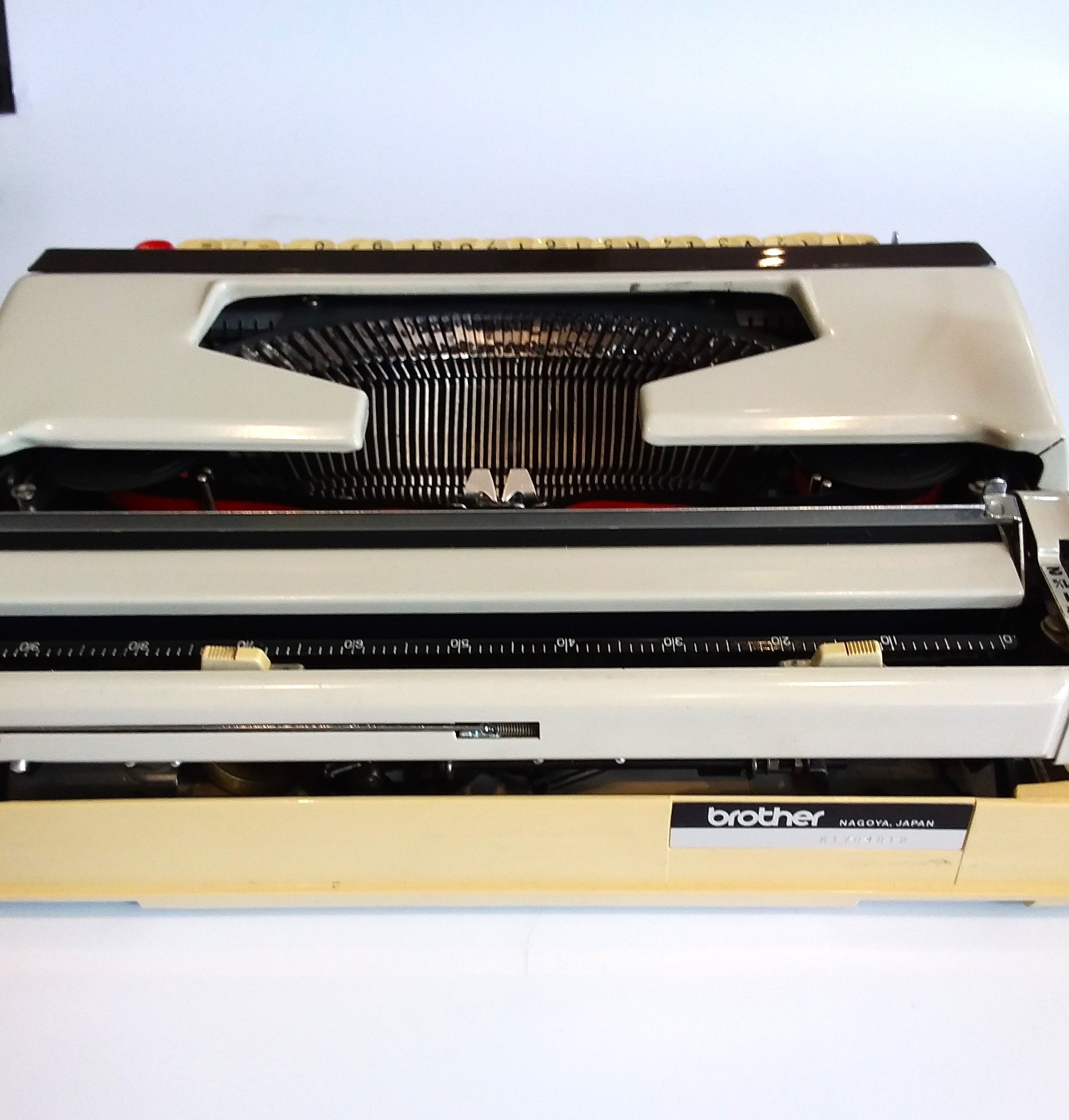 Brother Deluxe 1350, Vintage Typewriter, 1971. Cream/brown