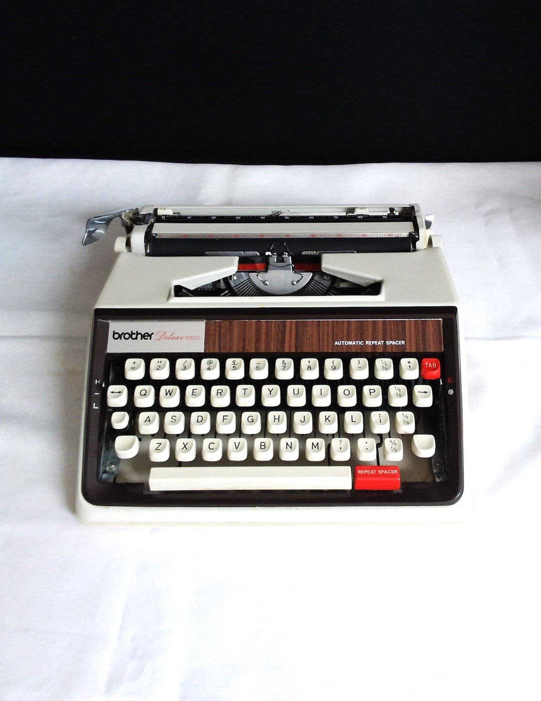 Brother Deluxe 1350, Vintage Typewriter, Made Between 1970 1975. Cream/brown Portable QWERTY Typewriter. - Etsy Brother Deluxe 1350, Vintage Typewriter, Made Between 1970 1975. Cream/brown Portable QWERTY Typewriter. - Etsy