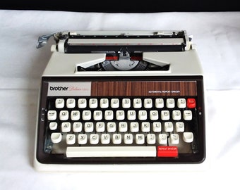 Brother Deluxe 1350, vintage typemachine, gemaakt tussen 1970 -1975. crème/bruine draagbare QWERTY-schrijfmachine.