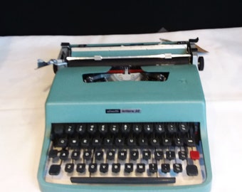 Olivetti Lettera 32, vintage typewriter, 1962. Blue/Green portable QWERTY typewriter.