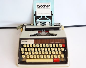 Brother Deluxe 1350, vintage typewriter, 1971. cream/brown portable QWERTY typewriter.