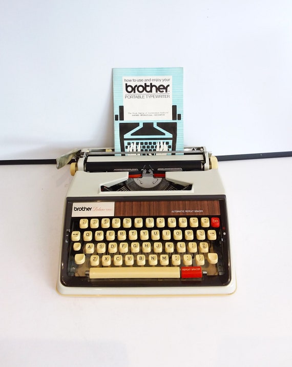 【激レア】ブラザー Brother Deluxe 1350 タイプライター Brother Deluxe 1350, Vintage Typewriter, 1971. Cream/brown