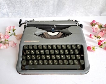 Empire Aristocrat, vintage typewriter, 1956. grey portable QWERTY typewriter.