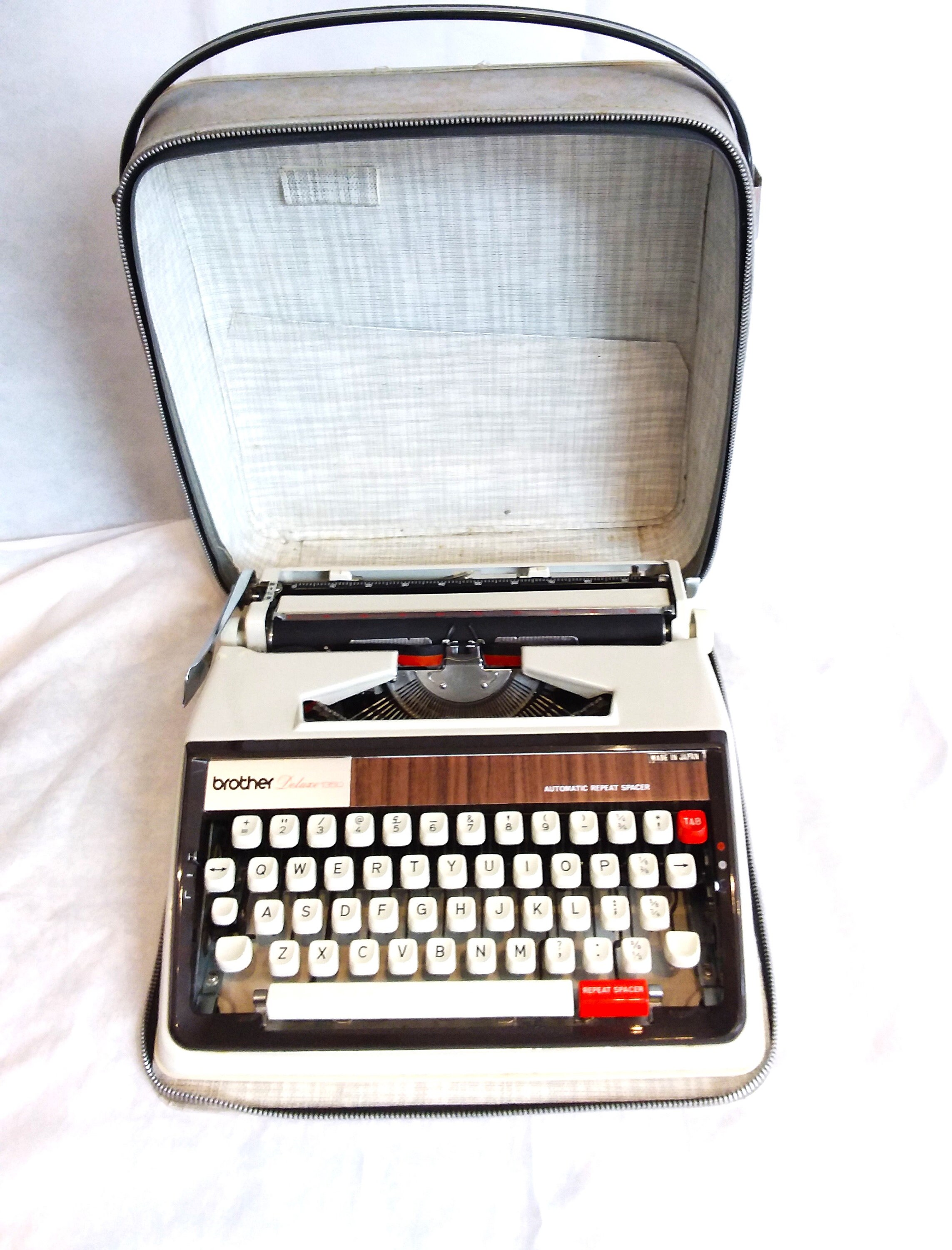 Brother タイプライター　Deluxe1350 Brother Deluxe 1350, Vintage Typewriter, 1971. Cream/brown