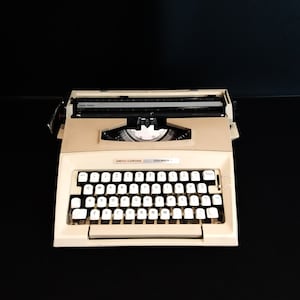 Smith Corona Courier, Vintage Manual Typewriter, 1980s, Cream Two Tone Portable QWERTY Type Writer, Working and Serviced