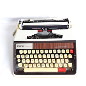 Brother Deluxe 1350, Vintage Typewriter, 1971. Cream/brown