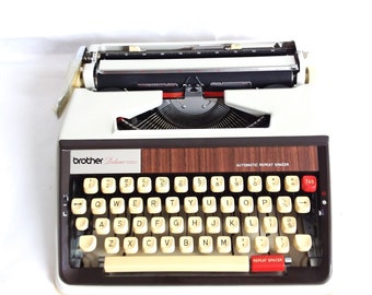 Brother Deluxe 1350, vintage typemachine, 4 beschikbaar tussen 1970 -1975. crème/bruine draagbare QWERTY-schrijfmachine.