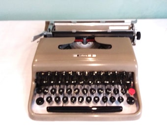 Olivetti Lettera 22, Braunton-Schreibmaschine, QWERTY, mit zweifarbig braunem Reißverschlussetui. 1958