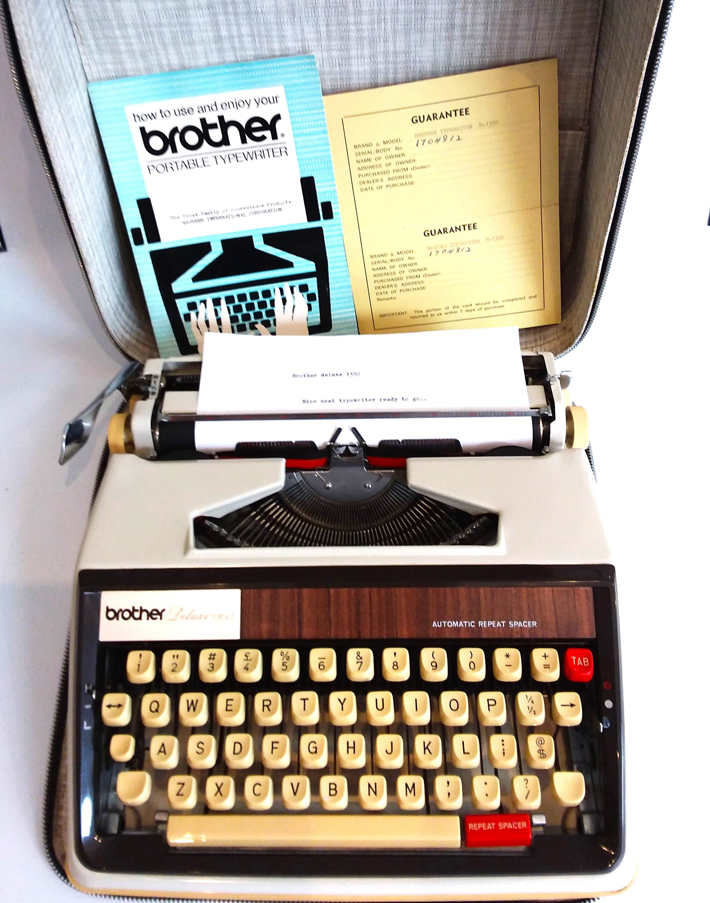 Brother タイプライター　Deluxe1350 Brother Deluxe 1350, Vintage Typewriter, 1971. Cream/brown
