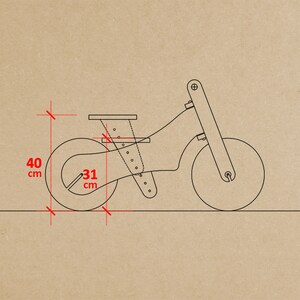 Puede incluir: Dibujo de l&iacute;nea de una bicicleta de equilibrio de madera con una rueda delantera de 31 cm y una rueda trasera de 40 cm.