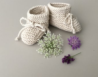 Chaussons bébé beiges en coton oeko-tex tricotés à la main