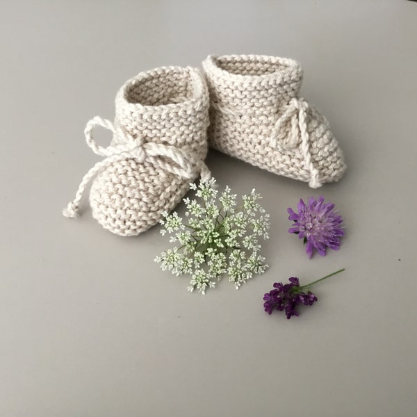 Chaussons bébé beiges en coton oeko-tex tricotés à la main