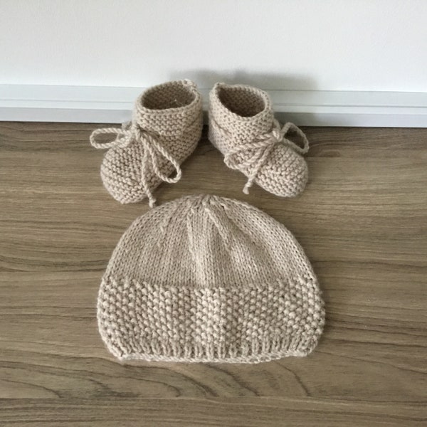 Chaussons et bonnet  beiges pour  bébé tricotés main