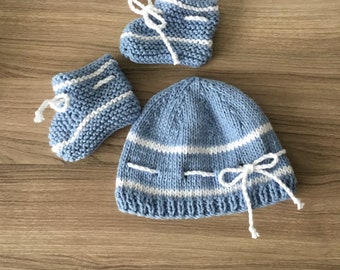 Ensemble bonnet et chaussons naissance tricotés à la main en coton Oeko-tex