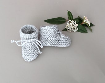 Chaussons bébé gris perle en coton oeko-tex tricotés à la main