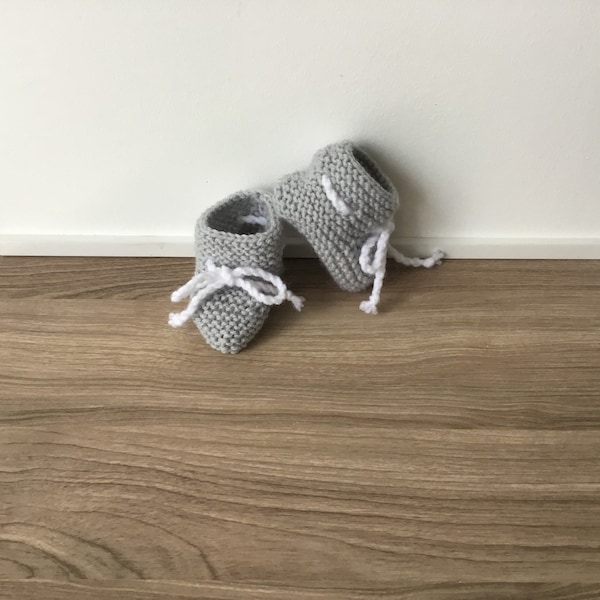 chaussons bébé gris en laine tricotés