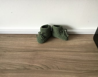Chaussons bébé laine mérinos française couleur verts, kaki tricotés à la main