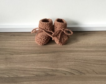 Chaussons bébé laine mérinos française marron cuivré tricotés à la main