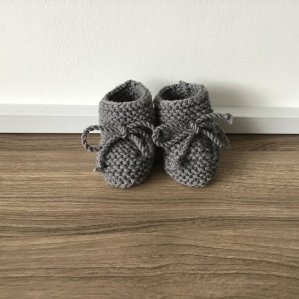 Chaussons bébé gris 100% laine mérinos française tricotés à la main