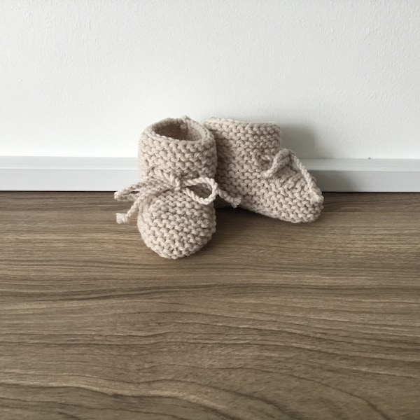 Chaussons bébé laine mérinos française grège , gris/beige tricotés à la main