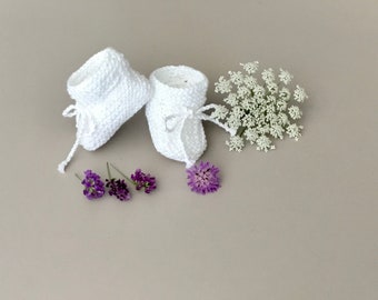 White baby slippers in hand-knitted oeko-tex cotton