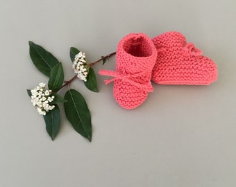 Chaussons bébé rose pétunia en coton oeko-tex tricotés à la main