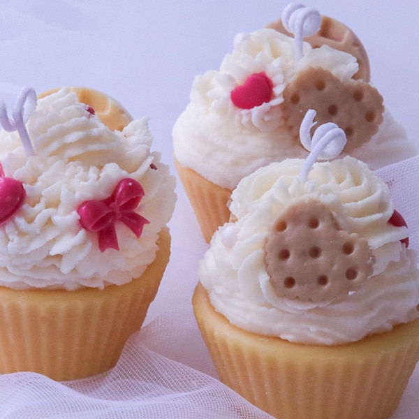 Jolie bougie cupcake fouettée au caramel, fortement parfumée au caramel et à la vanille, parfaite comme cadeau d'anniversaire pour les enfants, les femmes ou les hommes