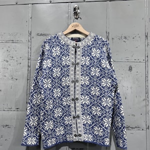 Size small Vintage Norway Metal Clasp Knitwear Long Sleeve Sweater Womens blue made in Norway