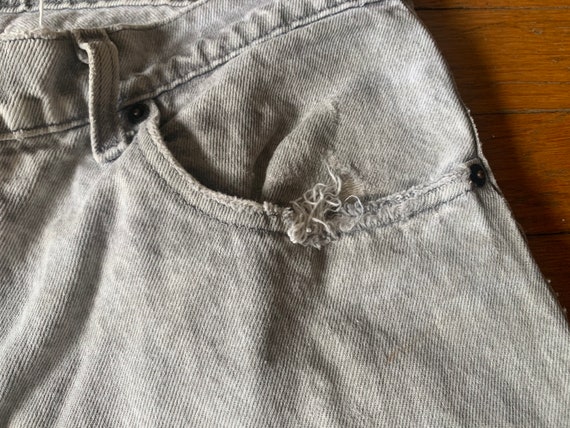 80s 36x31 Distressed Levi’s 550 Light Gray Wash D… - image 5